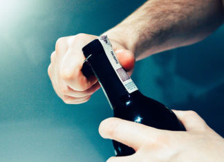4 sposoby na otwarcie wina bez korkociągu