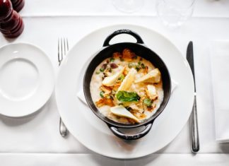 Jedzenie słodkich dań