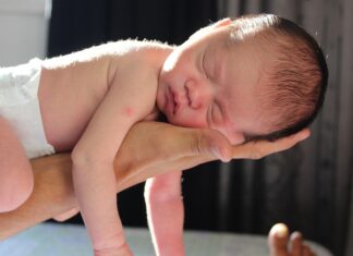 Ile razy można naładować telefon z akumulatora samochodowego?