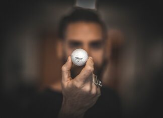 Jak prawidłowo trzymać filiżankę z kawa? Jak prawidłowo trzymać filiżankę z kawa?