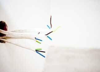 Jak zrobić gniazdko 230v w samochodzie?