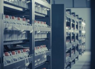 Czy można ładować akumulator bez odłączania klem?