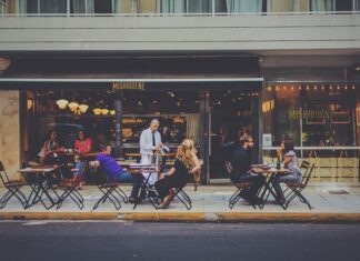 Z której strony kelner podaje kawę w filiżance?