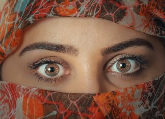 Kto się pierwszy podaje rękę właściciel domu czy gość?